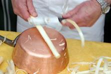 Spargeln schälen